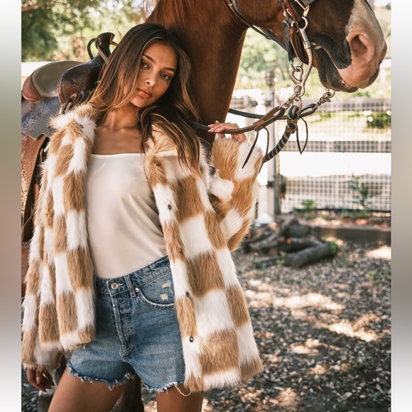 34 Absolutely beautiful Checkerboard Faux Fur Coat Jacket - Picture 4 of 7